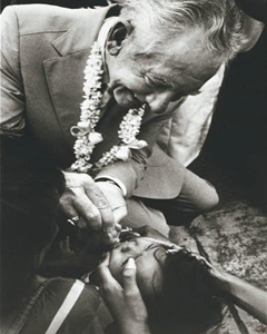 1979년, 필리핀 어린이에게 소아마비 백신을 예방접종 하는 장면